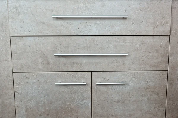 Detalhe da caixa cinzenta de madeira das gavetas e da porta em uma sala — Fotografia de Stock