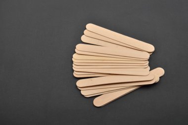 Siyah arka balmumu Depilasyon için birçok tahta spatula resmini