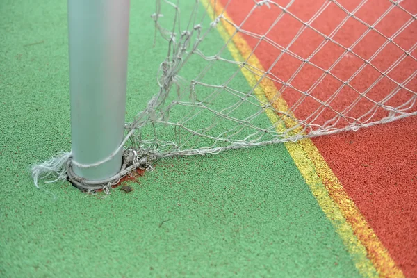 テニスのネットを壊れているゴムのビューを閉じます。だらしのない土地 — ストック写真