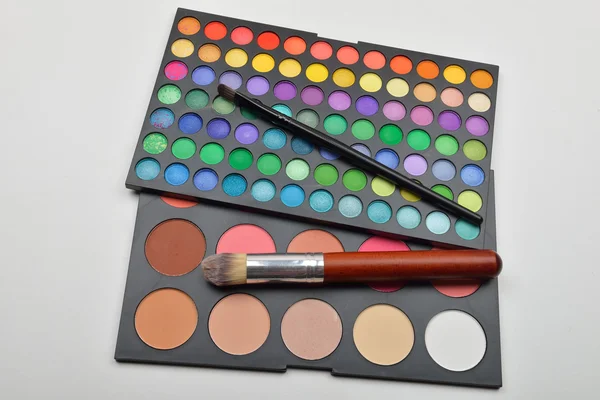 Imagen de maquillaje profesional coloridas paletas de sombra de ojos con —  Fotos de Stock