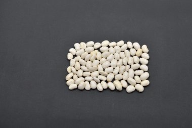 Siyah arka plan üzerine beyaz fasulye yapılmış dikdörtgen. Formlar geome