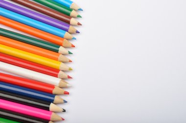 Birçok fotoğrafı yakın küçük kalem boya kalemleri üzerinde beyaz renkli 