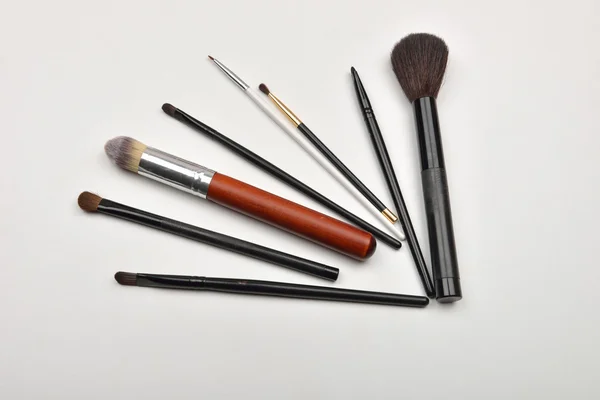 Imagem de escovas de maquiagem profissional no fundo branco — Fotografia de Stock