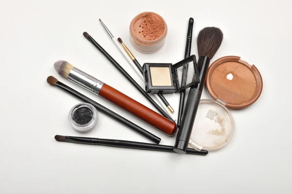 Närbild av öppen burk av löst puder, kompakt puder, eyeliner, — Stockfoto