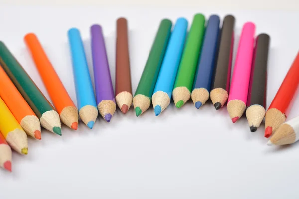 Imagen de cerca de muchos lápices de colores pequeños sobre blanco —  Fotos de Stock