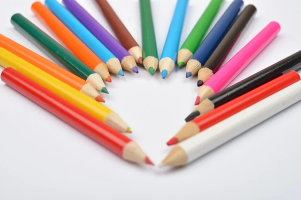 Primer plano de lápiz de colores crayones dispuestos en forma de h —  Fotos de Stock