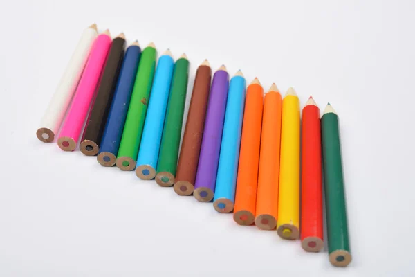 Zavřít obrázek mnoha malé barevné tužky pastelky na bílém pozadí — Stock fotografie
