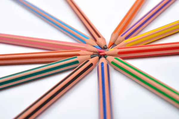 Imagen de cerca de lápices de colores con rayas dispuestas — Foto de Stock