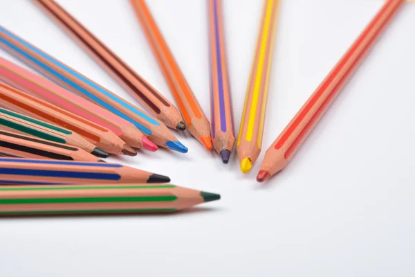 Image rapprochée de crayons de couleur avec des rayures sur blanc — Photo