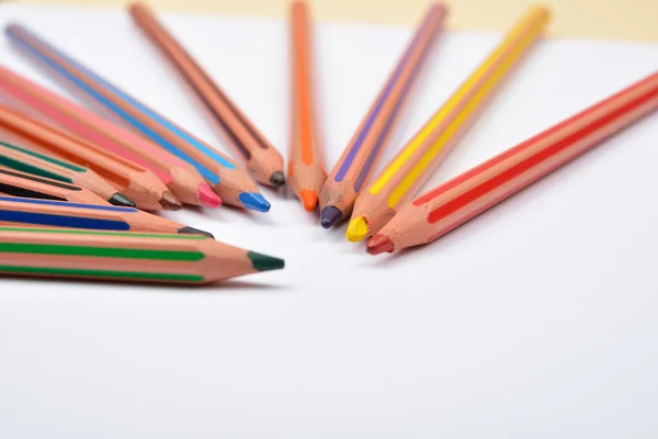 Image rapprochée de crayons de couleur avec des rayures sur blanc — Photo