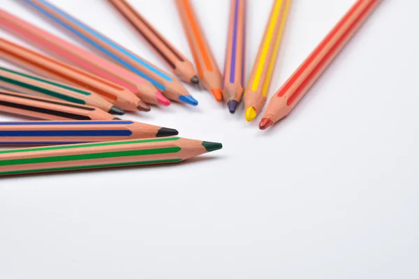Close-up foto van gekleurd potlood kleurpotloden met strepen op wit — Stockfoto
