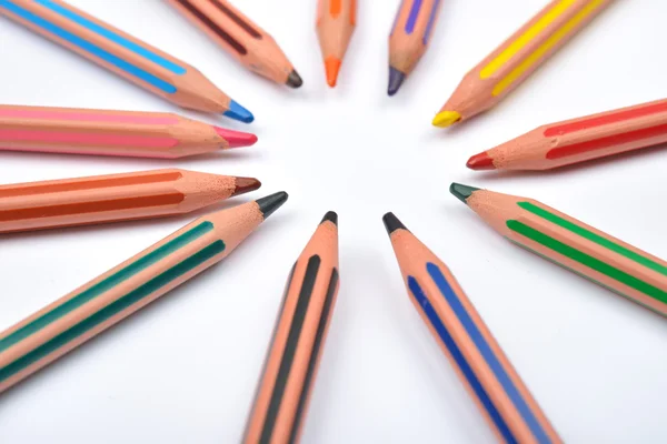 Image rapprochée de crayons de couleur avec des rayures disposées — Photo