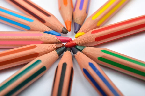 Image rapprochée de crayons de couleur avec des rayures disposées — Photo