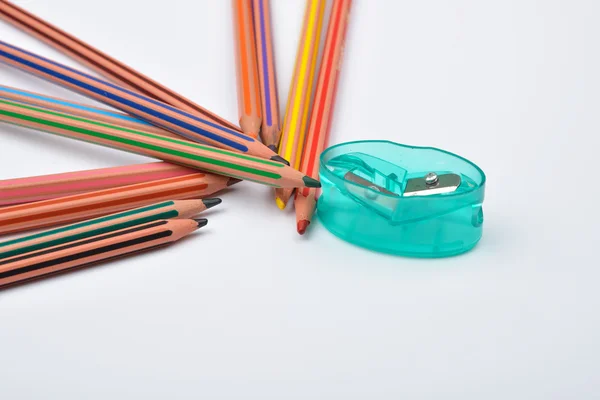 Obraz kilka ołówków z paskami o różnych kolorach i pióra — Zdjęcie stockowe