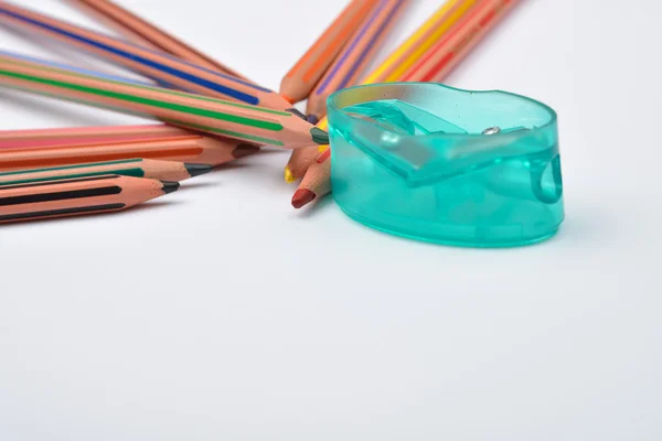 Imagem de alguns lápis com listras de diferentes cores e caneta — Fotografia de Stock