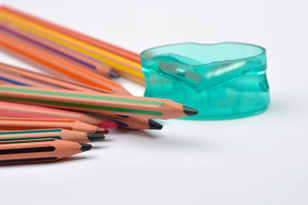 Immagine di alcune matite con strisce di diversi colori e penna — Foto Stock