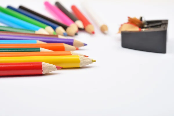 Gros plan de petits crayons de couleur avec taille-crayon noir a — Photo