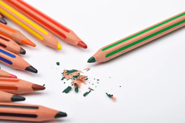 Foto van sommige potloden met strepen van verschillende kleuren en pen — Stockfoto