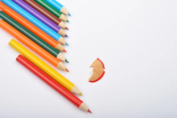 Gros plan des crayons de couleur disposés avec des copeaux de crayon sur whi — Photo