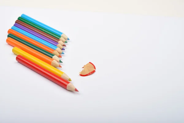 Gros plan des crayons de couleur disposés avec des copeaux de crayon sur whi — Photo