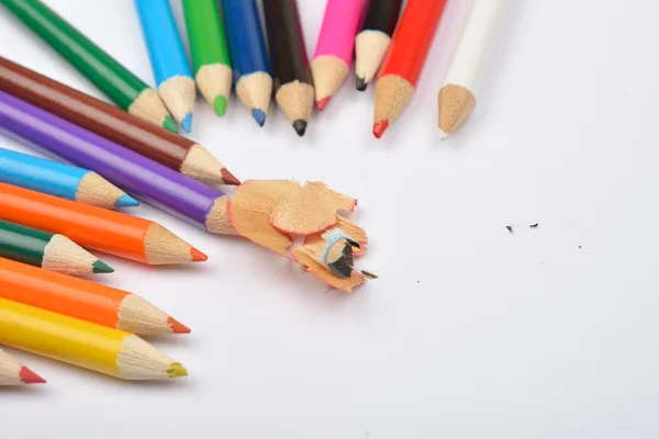 Gros plan des crayons de couleur disposés avec des copeaux de crayon sur whi — Photo