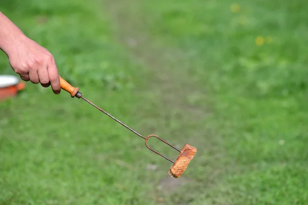 Bir çatal ile bir dilim pastırma için tutar bir kişinin el çubuğu — Stok fotoğraf