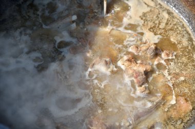 Bir Macar gulaş için et kaynar üzerinde bir güveç tencerede pişirilir bir 