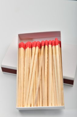 Beyaz arka plan üzerinde beyaz açılan kutu içinde kırmızı kafa maçlar