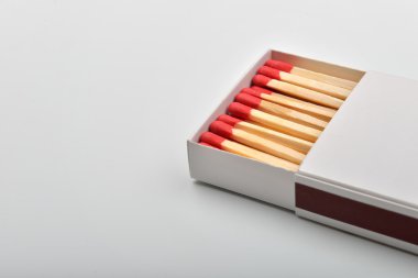 Boş kağıt kibrit kutusu ahşap uyanlar ile. Kibrit kutusuna ya da harf p