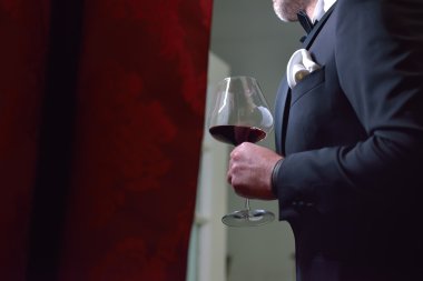 Güzel siyah takım elbise daimi bir gla ile şık damat