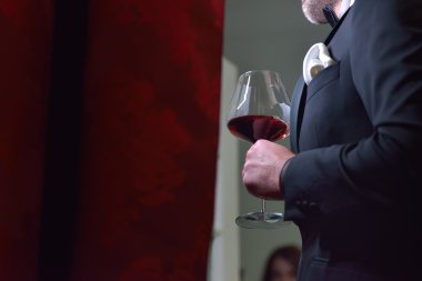 Güzel siyah takım elbise daimi bir gla ile şık damat