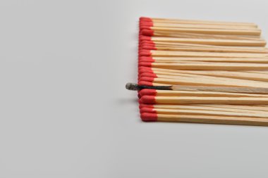 Fazla kırmızı kafa eşleşme ve Yakılan bir düz WHI hatta koymak