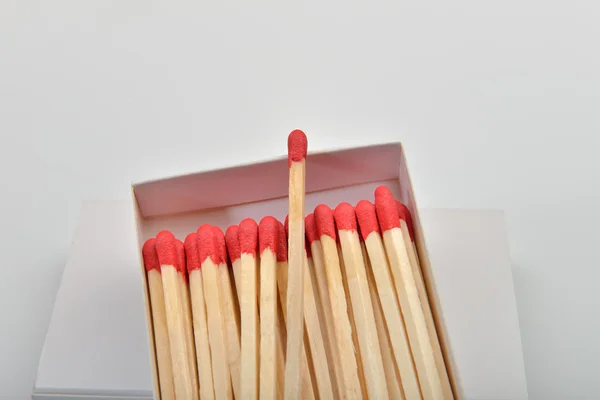 Cabeza roja coincide en una caja abierta blanca y una sola en el s — Foto de Stock