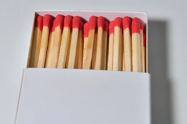 Caixa de fósforos de papel vazia com fósforos de madeira. Matchbook case p — Fotografia de Stock