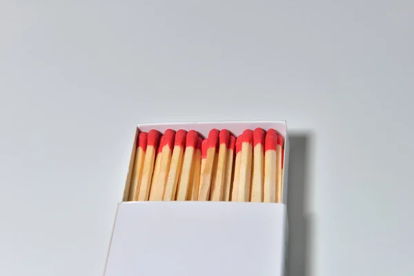 Scatola di fiammiferi di carta vuota con fiammiferi di legno su di esso. Caso Matchbook p — Foto Stock