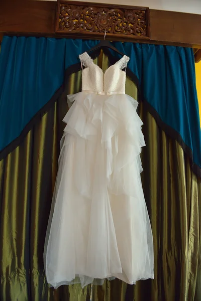 Piękny, biały luksusowy suknia ślubna na wieszak na tle — Zdjęcie stockowe