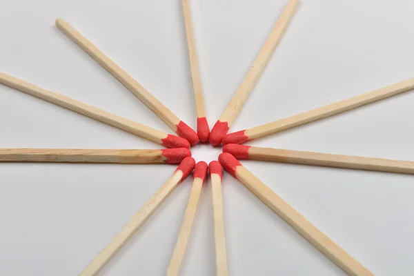 Muchos partidos de cabeza roja colocados en un círculo, cabeza a cabeza blanco b — Foto de Stock