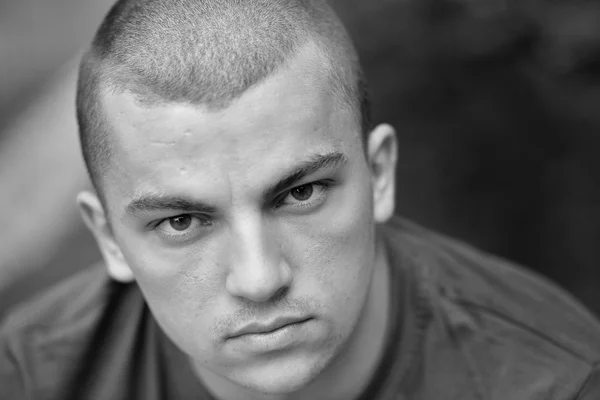 Portrait noir et blanc d'un jeune homme sérieux et triste o Photos De Stock Libres De Droits