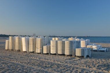 Yığılmış, tr sahilde koymak hazır plajda şezlong
