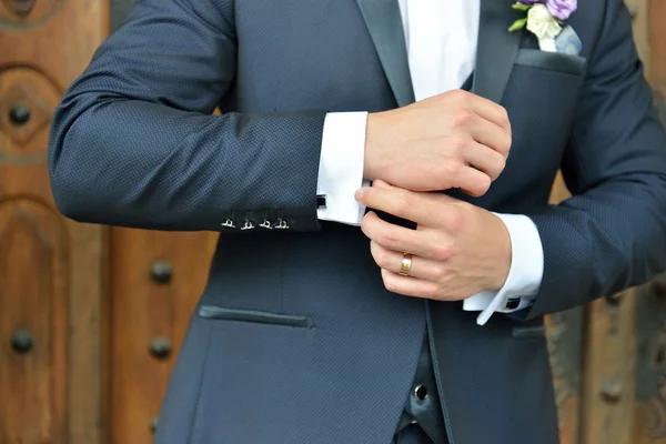 Rukou svatební ženich v elengant oblek, příprava. Podrobnosti — Stock fotografie