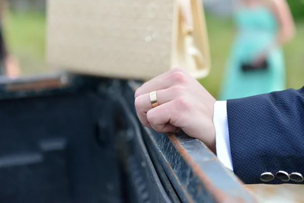 Primer plano de la mano del novio elegante con anillo. Él mantiene la mano en t —  Fotos de Stock