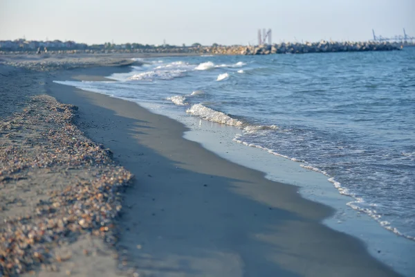Vista a lo largo de playa al atardecer. Fondo de naturaleza —  Fotos de Stock