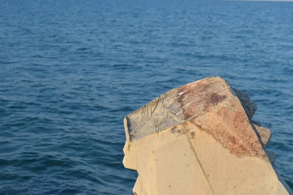 Primer plano de rompeolas hechas de tetrápodos de hormigón en la puesta del sol , —  Fotos de Stock