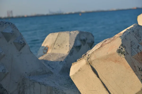 Close up of breakwater made of concrete tetrapods in the sunset, — Stock Photo, Image