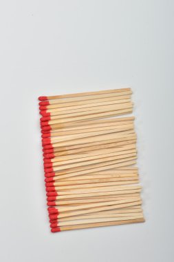 Fazla kırmızı kafa eşleşme düz beyaz arka plan üzerinde çizgi koymak