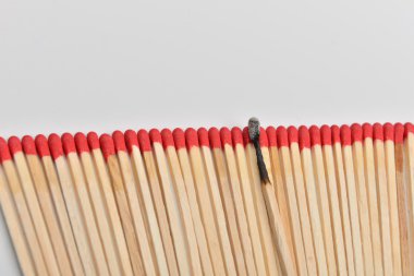 Fazla kırmızı kafa eşleşme ve Yakılan bir düz WHI hatta koymak