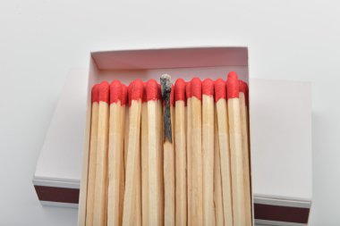 Fazla kırmızı kafa eşleşme ve bir düz koymak no'lu satırın yakınında Yakılan bir