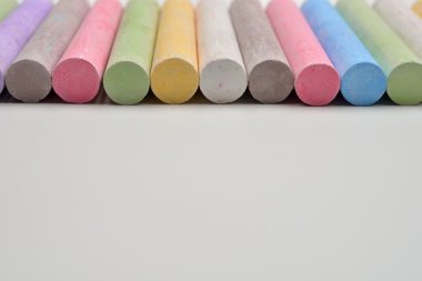 Tebeşirler bir wh on line düzenlenen renkleri çeşitli parçaları