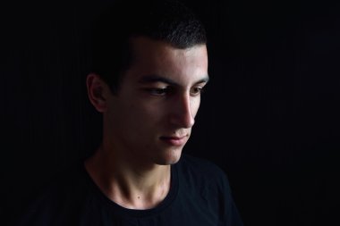 Gülümseyen ve yan isteyen düşünme genç portresi