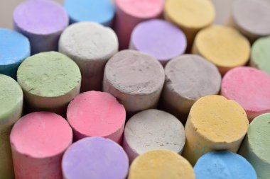 Beyaz backgr renklerin çeşitli tebeşirler makro resmi
